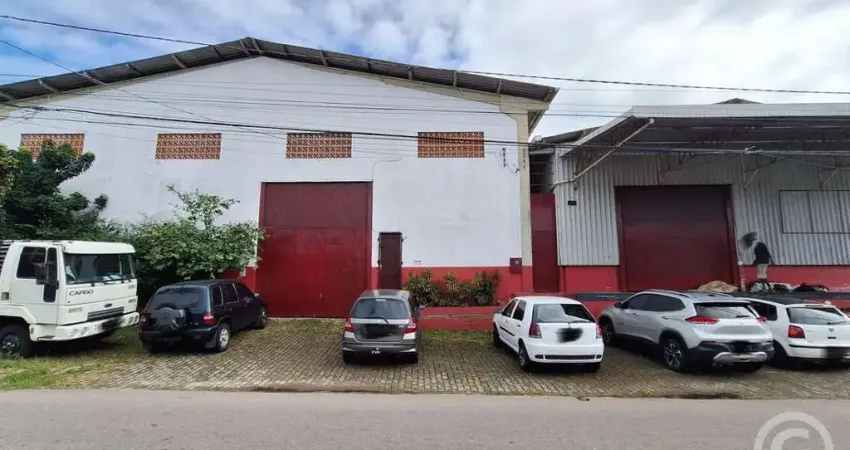 Galpão de 746 m² com amplas facilidades logísticas em São José
