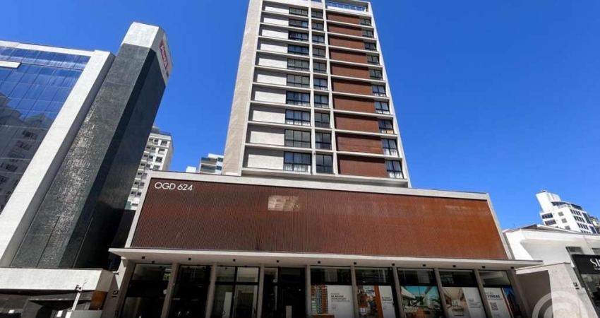 Studio mobiliado, com vaga de garagem, no Centro de Florianópolis
