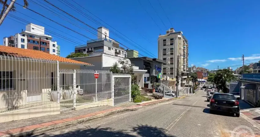 Casa comercial espaçosa em Coqueiros, ideal para seu negócio prosperar