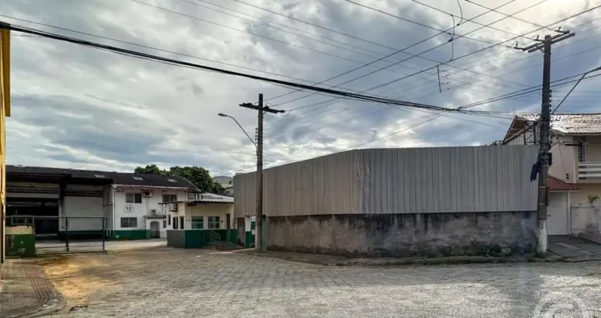 Galpão ideal para operações logísticas em São José, com amplo espaço de estacionamento