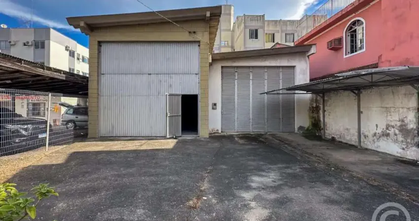 Galpão espaçoso, com excelente acesso para o seu negócio, no bairro Kobrasol