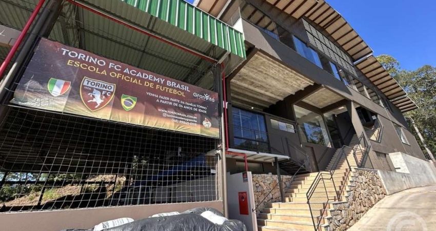 Loja para alugar na rua Lauro Linhares, principal via da Trindade