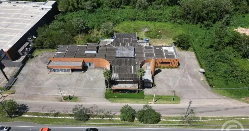 Loja ampla e estratégica, em Florianópolis, com ampla área de estacionamento