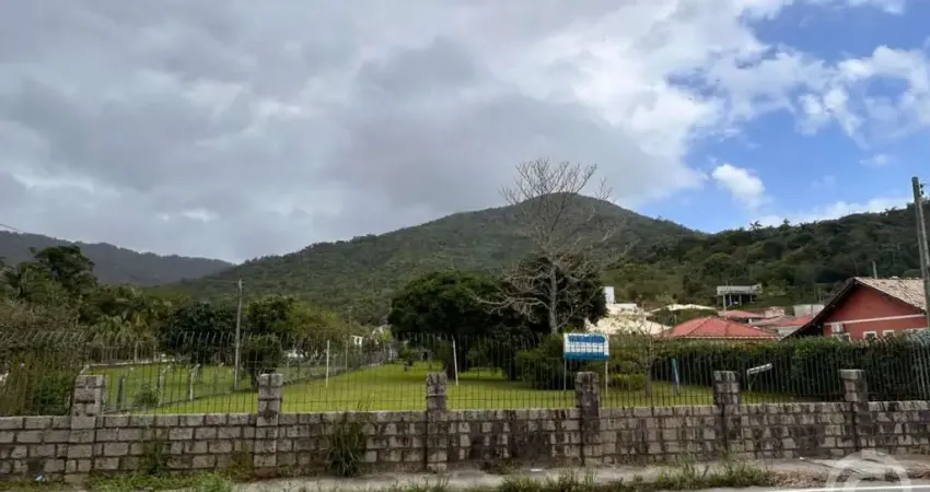 Casa comercial ampla e versátil no Ribeirão da Ilha