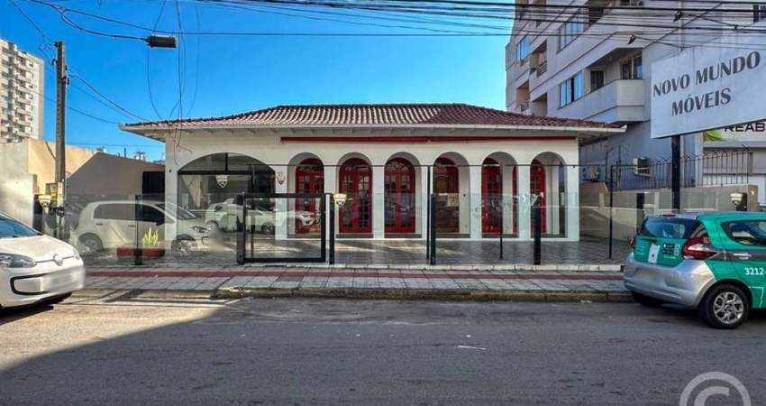 Casa de esquina com amplo terreno na região continental: localização estratégica para o seu negócio.