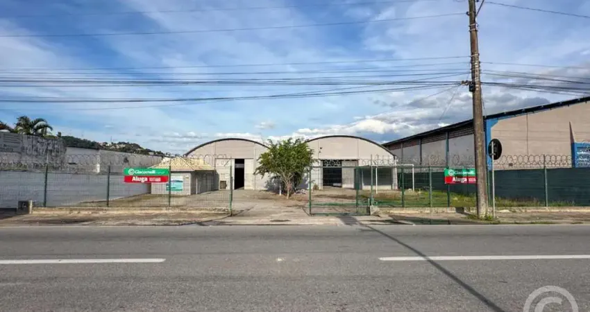 Galpão estratégico com vasto estacionamento em São José