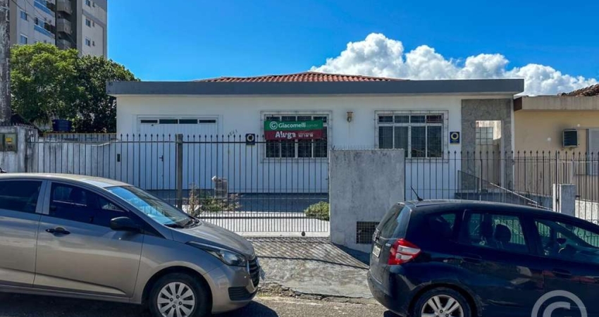 Espaçosa casa comercial para aluguel no bairro Capoeiras, Florianópolis