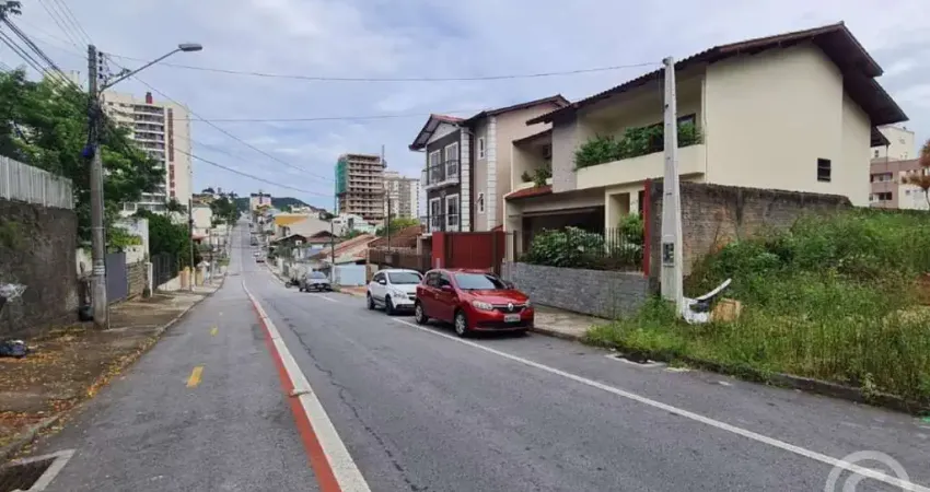 Terreno comercial amplo e sem mobília em São José: uma oportunidade única para expandir seu negócio