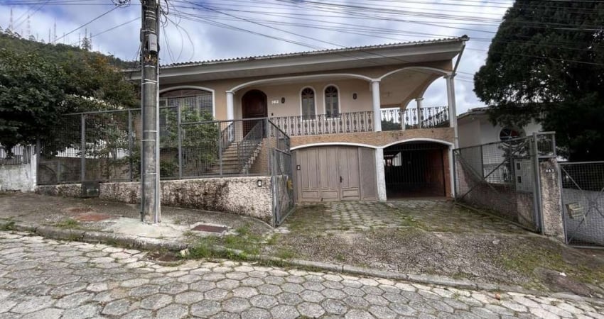 Ampla casa semimobiliada em Trindade: espaço e conforto para toda a família