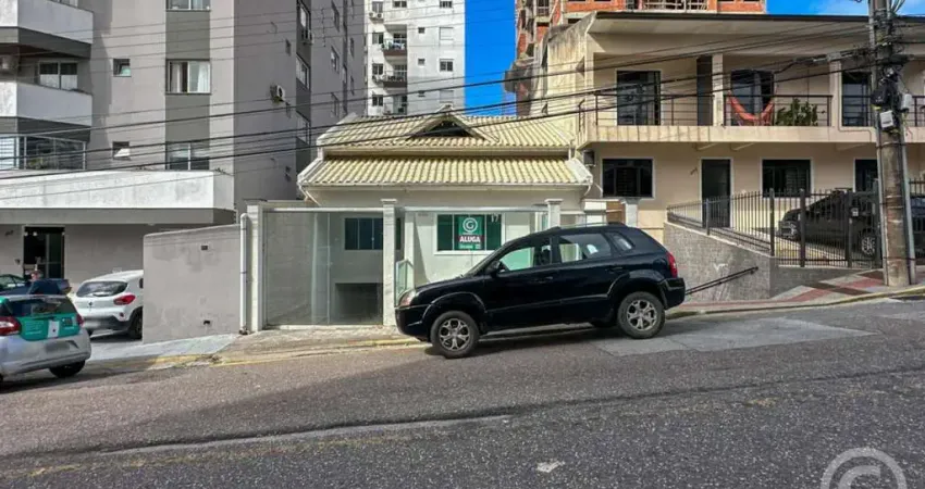 Casa comercial ampla e estratégica em Barreiros, São José