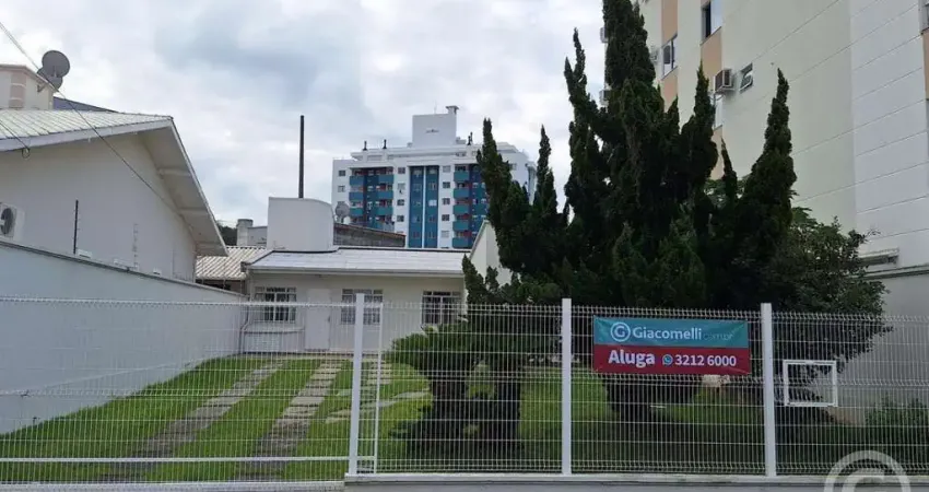 Residência semimobiliada com amplo terreno em Pagani, Palhoça