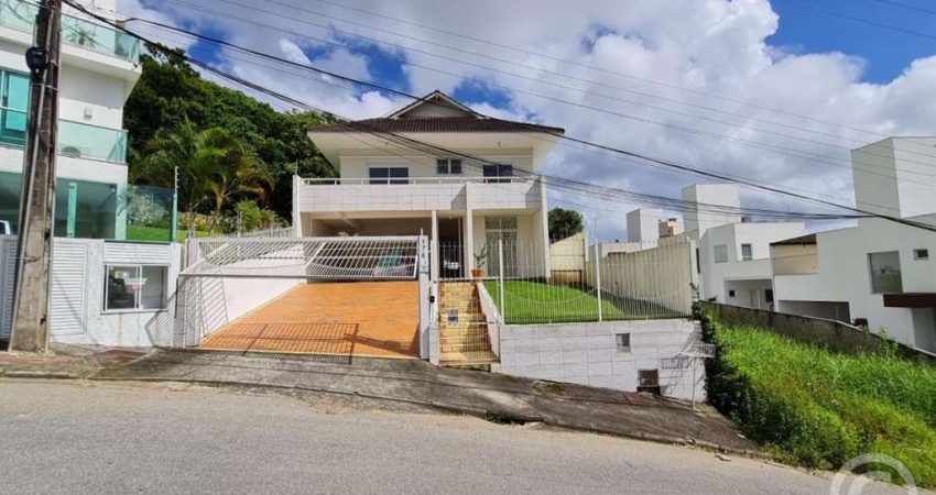 Espaçosa casa no tranquilo bairro Córrego Grande