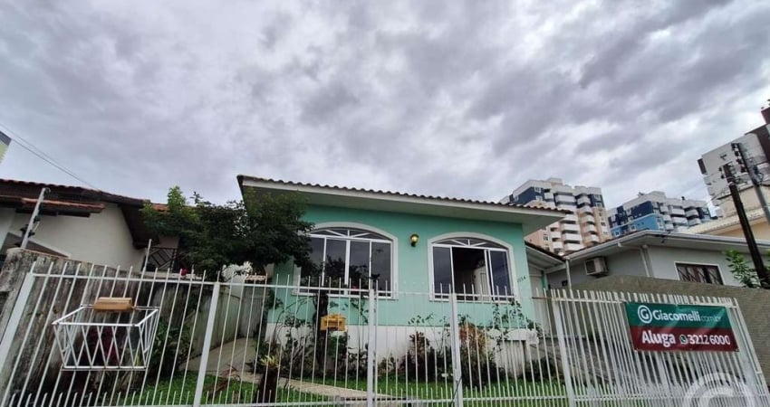 Casa semimobiliada com espaço gourmet e jardim no Jardim Cidade de Florianópolis