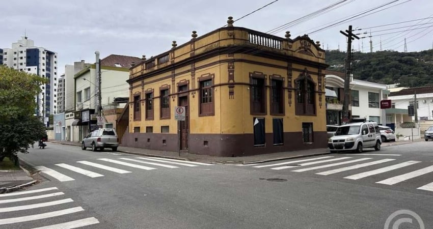 Imóvel comercial na Avenida Hercílio Luz, localização estratégica em Florianópolis