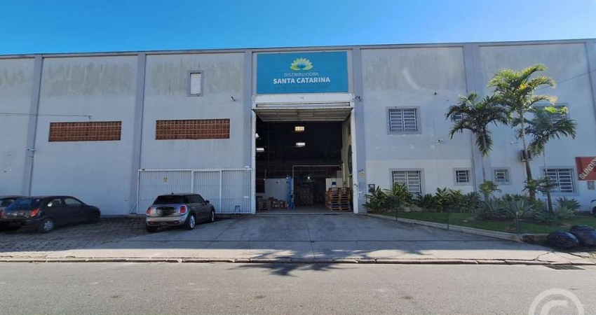 Galpão estratégico, em São José, com amplo espaço e acesso facilitado à BR-101