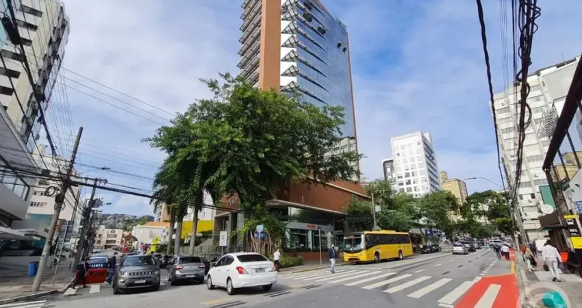 Sala comercial mobiliada no Centro de Florianópolis: conforto e praticidade na melhor localização