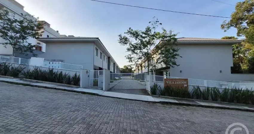 Casa com três dormitórios em condomínio fechado em Forquilhas