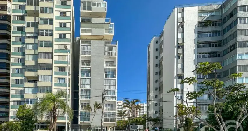Apartamento semimobiliado com três dormitórios na beira-mar norte