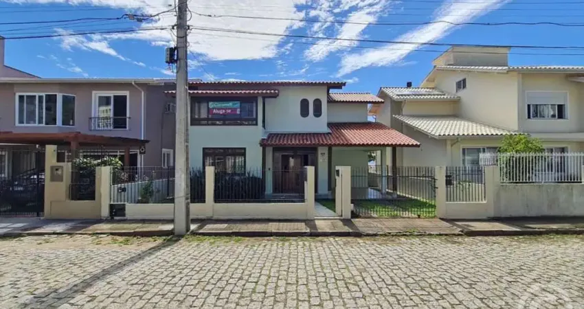 Residência espaçosa com vista para o mar e amplo jardim no bairro coqueiros