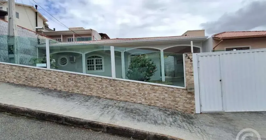 Residência espaçosa com terraço vista mar no centro de são josé