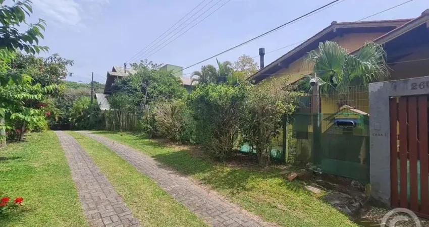 Residência com espaçosa área verde nos ingleses do rio vermelho