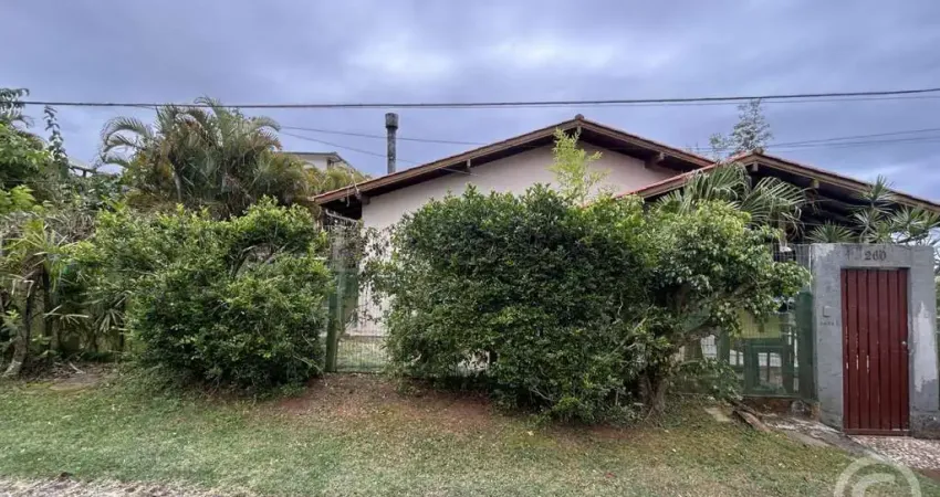 Residência com espaçosa área verde no bairro ingleses do rio vermelho