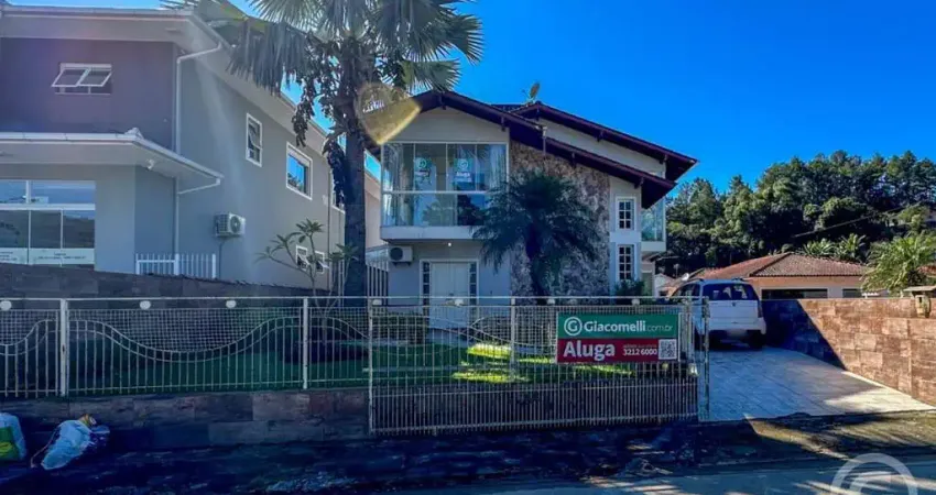 Casa aconchegante e espaçosa com piscina no centro de santa teresa, em são pedro de alcântara