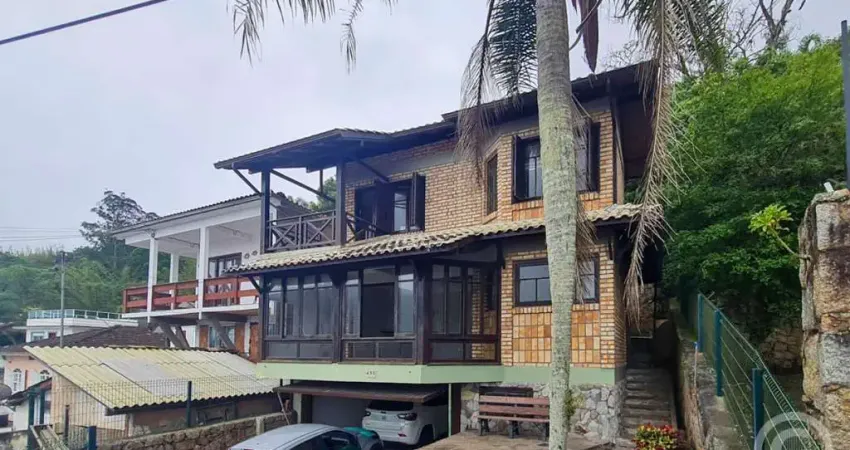 Casa espaçosa e semimobiliada em sambaqui, perfeita para famílias