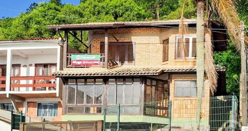 Casa espaçosa e semimobiliada em sambaqui, perfeita para famílias