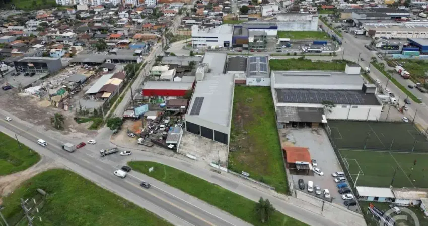 Galpão comercial com amplo terreno ideal para seu negócio crescer