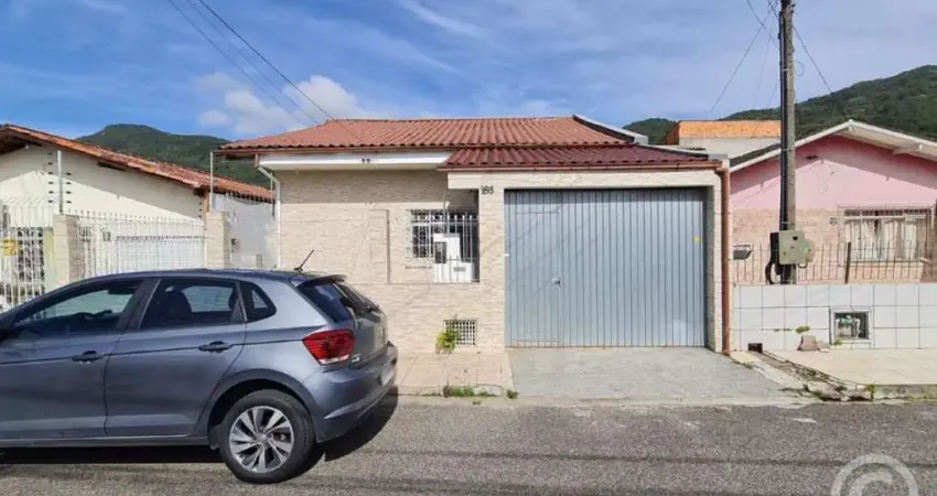 Casa semimobiliada, com 3 dormitórios, perfeita para sua família em monte verde, florianópolis