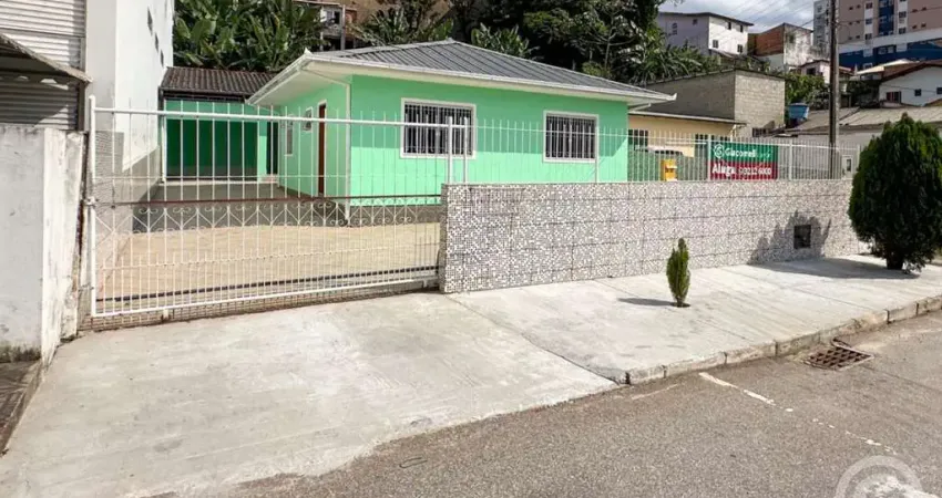 Casa com 3 quartos para alugar na Rua Hidalgo Araújo, Jardim Cidade de Florianópolis, São José