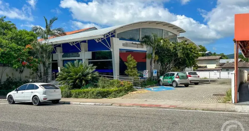 Espaço comercial amplo com estacionamento generoso na Lagoa da Conceição