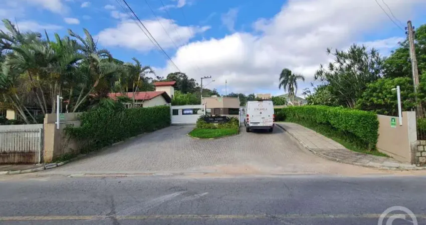 Descubra o conforto de viver em uma ampla casa no Residencial São Thiago, em Cacupé, Florianópolis