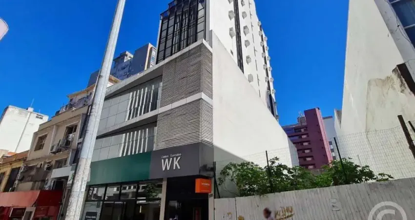 Sala comercial ampla e iluminada no coração do Centro de Florianópolis