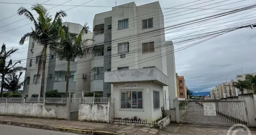 Amplo apartamento, semimobiliado, com três quartos, em São José