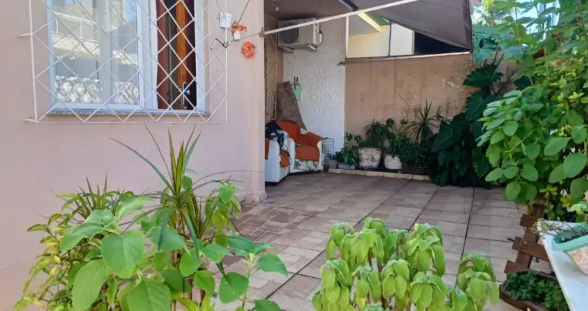 Casa Ampla com 2 Quartos (1 Suíte), Quintal e Garagem – Condomínio com Lazer Completo – R$ 320.000,00
