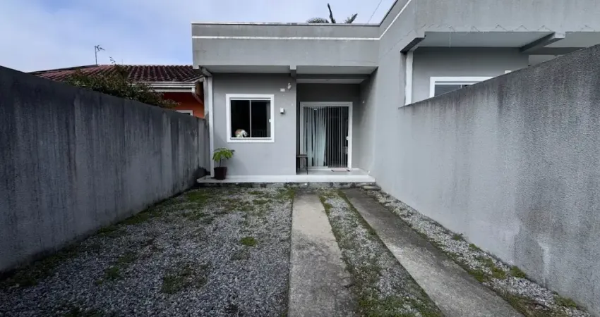 Casa Geminada com excelente padrão e localização.