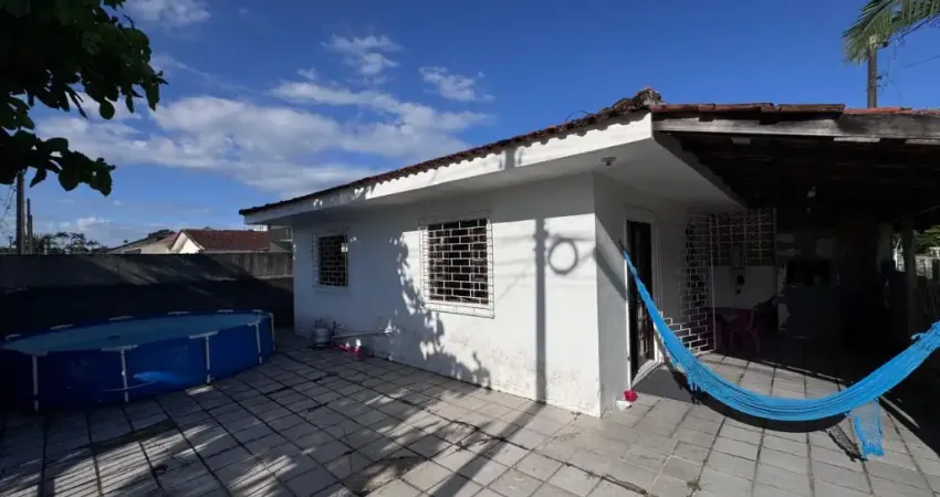 Residência contendo 03 dormitórios a 350 metros do mar no balneário riviera ll