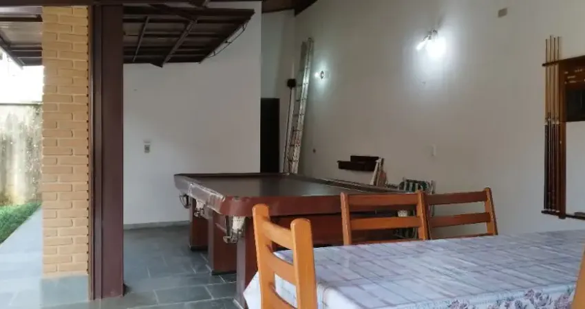 Linda casa dentro de condomínio na praia da lagoinha.