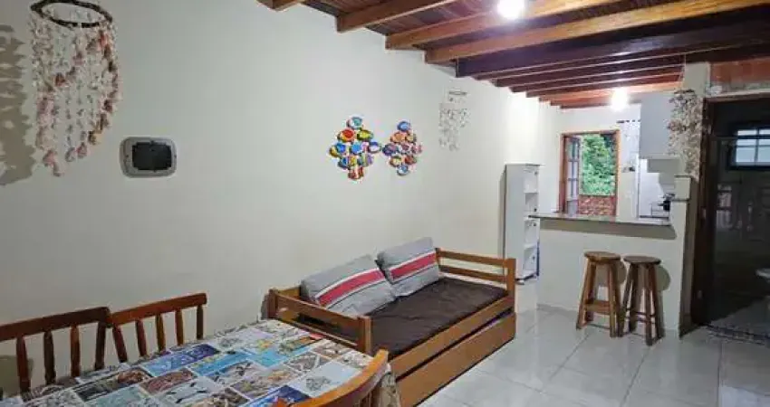 Apartamento com 2 dormitorios sendo 1 suíte a 600 metros da praia maranduba.