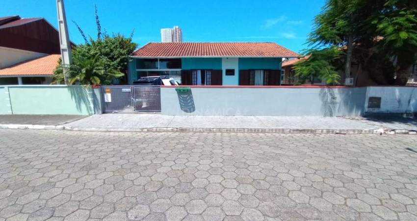 Casa com 2 quartos à venda na Rua Bernardina Taváres, 218, Centro, Penha