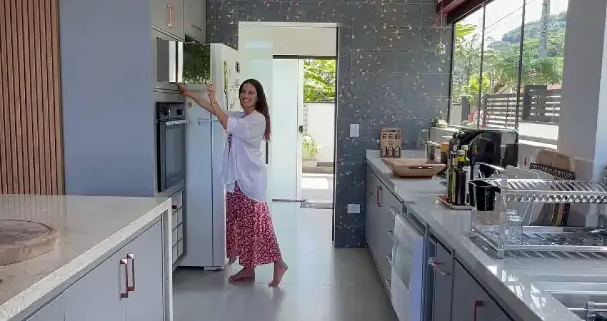 Casa a venda em condomínio fechado na praia do lázaro com 3 quartos e piscina e churrasqueira