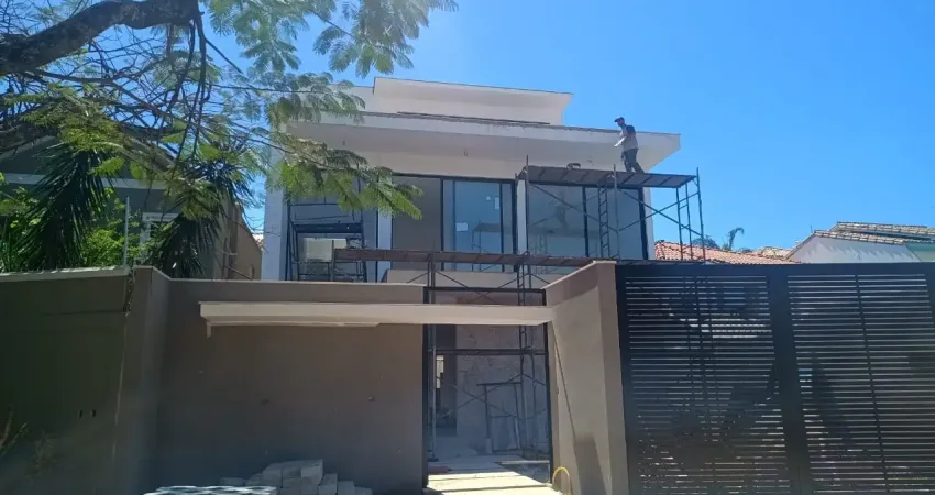 Linda casa contemporânea a venda na barra da tijuca no condomínio santa monica personal houses com 4 suítes todas com closet em um terreno de 510 m2 e 520 m² de área construída, churrasqueira, saun