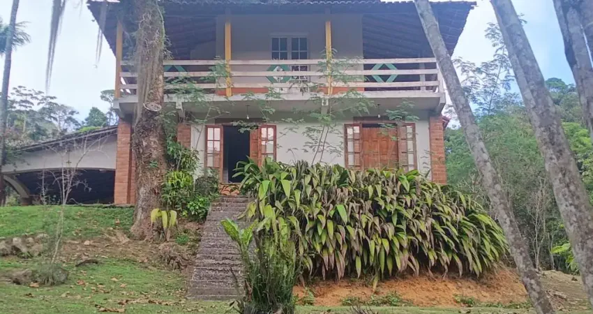 Lindo sítio à venda em Vargem Grande 28000m2 com bela casa, cachoeira, lago ( piscina natural ) , Próximo ao melhor centro gastronômico de Vargem Grande RJ, Haras, Pousadas, Escolas Etc....