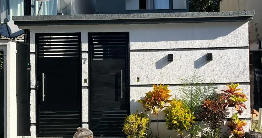 Vendo no PONTAL linda casa de 2 quartos com piscina e churrasqueira + 2 APT quartos sala cozinha que ficam na parte de cima da casa com entradas independentes !  !