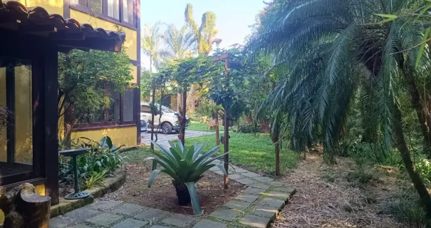 Vendo linda casa em Vargem Pequena 5.400 m² de terreno, com 723 m² de área construída 5 suítes, sala com 4 ambientes, bar e adega subterrânea, Piscina e churrasqueira !