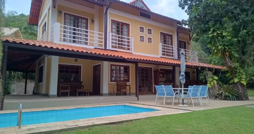 Linda casa à venda em vargem pequena com 4 suítes 594m² de terreno e 320m² de área construída, com uma linda piscina, vista para as montanhas !