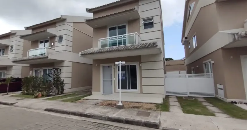 Linda casa a venda com 4 quartos 3 suíte, 2 vagas em um belo condomínio clube !