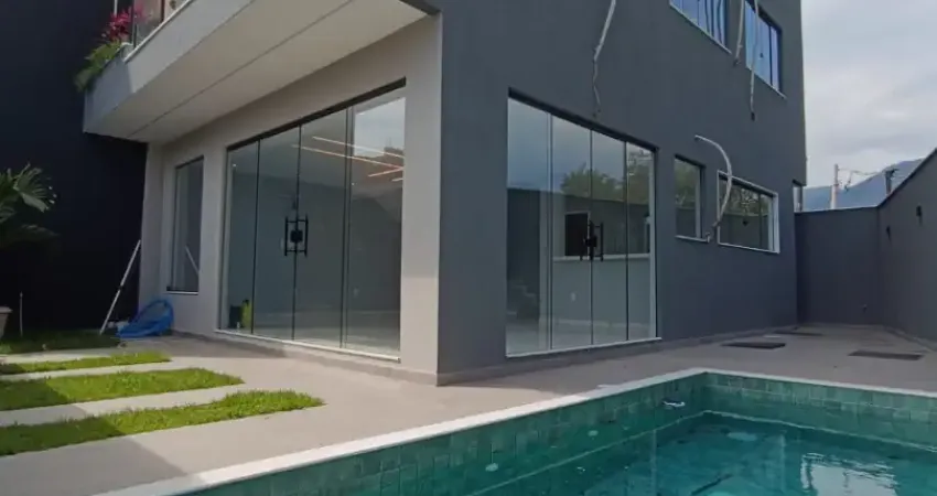 Linda casa a venda em vargem grande com 3 quartos 1 suíte, piscina e uma bela área gourmet !
